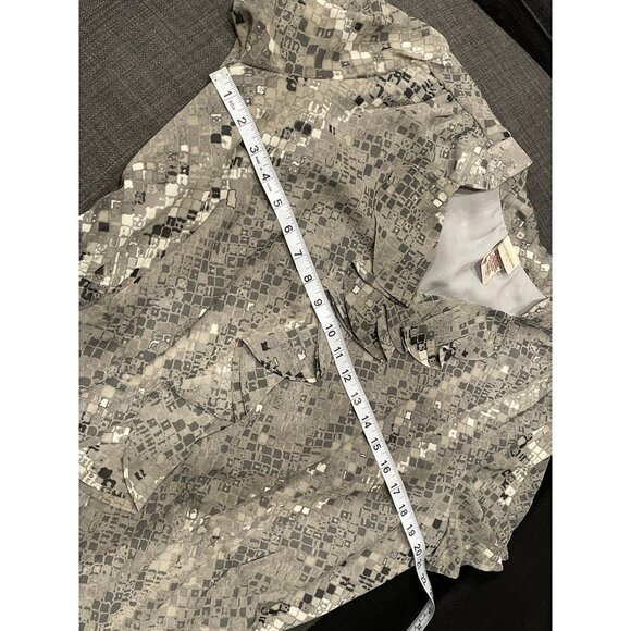 Covington Gray Patterned Ruffle Front Short Sleeved Blouse Sz L - Picture 6 of 7